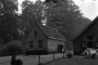 Zomerhuis naast de boerderij Klein Drakestein in 1963. Bron: Rijksdienst voor het Cultureel Erfgoed (RCE) te Amersfoort, beeldbank, documentnummer: 87.402.