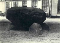 Afbeelding van de zwerfkei te Lage Vuursche (gemeente Baarn) in de periode 1900-1910. Het Utrechts Archief, catalogusnummer 92880.