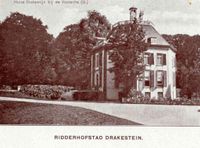 Gezicht op de voor- en rechtergevel van het kasteel Drakestein te Lage Vuursche (gemeente Baarn) in 1907-1908. Bron: Het Utrechts Archief, catalogusnummer: 92370.
