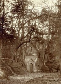 Gezicht op het kapelletje in het park van het kasteel Drakenstein (Slotlaan) te Lage Vuursche (gemeente Baarn) in de periode 1910-1915. Bron: Het Utrechts Archief, catalogusnummer: 502412.