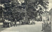 Gezicht in de Dorpsstraat met loofbomen en bebouwing te Lage Vuursche (gemeente Baarn) uit het noorden in de periode 1925-1930. Bron: Het Utrechts Archief, catalogusnummer: 15101.