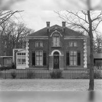 Huis aan de Dorpsstraat 1 die in 1974 is gesloopt foto uit april 1968. Bron: Rijksdienst voor het Cultureel Erfgoed (RCE) te Amersfoort, beelbank, documentnummer: 116.533.