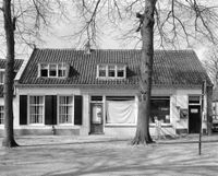 Huis aan de Dorpsstraat 12 te Lage Vuursche in april 1968. Bron: Rijksdienst voor het Cultureel Erfgoed (RCE) te Amersfoort, beeldbank, documentnummer: 116.539.