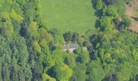 Boerderij aan de 300 Roedenlaan 1 in de bossen van de Lage Vuursche op deze luchtopname van maandag 5 mei 2014 (1). Foto: Slagboom en Peeters Luchtfotografie B.V..
