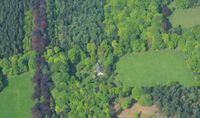 Boerderij aan de 300 Roedenlaan 1 in de bossen van de Lage Vuursche op deze luchtopname van maandag 5 mei 2014 (2). Foto: Slagboom en Peeters Luchtfotografie B.V..