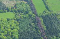 Boerderij aan de 300 Roedenlaan 1 in de bossen van de Lage Vuursche op deze luchtopname van maandag 5 mei 2014 (3). Foto: Slagboom en Peeters Luchtfotografie B.V..