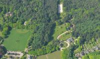 Luchtfoto gezien richting het noordwesten op maandag 5 mei 2014 van het dorp de Lage Vuursche met rechtsonder de villa aan de Kloosterlaan 5. Foto: Slagboom en Peeters Luchtfotografie B.V..