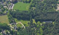 Luchtfoto genomen op maandag 5 mei 2014 vanuit het noordoosten op het dorp de Lage Vuursche met links de villa aan de Kloosterlaan 5. Foto: Slagboom en Peeters Luchtfotografie B.V..