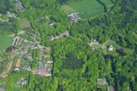 Luchtfoto uit 2014 vanuit het zuiden gezien met rechts kasteel Drakestein en links het dorp de Lage Vuursche met als centrale weg de Dorpsstraat. Foto: Slagboom en Peeters Luchtfotografie B.V..