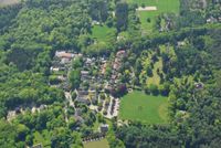Luchtfoto vanuit het noorden gezien van het dorp de Lage Vuursche in 2014 met midden onder het restaurant met golfbaan aan de Dorpsstraat 2. Foto: Slagboom en Peeters Luchtfotografie B.V..