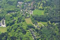 Luchtfoto uit 2014 met midden rechtsonder de voortuin van kasteel Klein Drakestein en middenboven het dorp de Lage Vuursche. Foto: Slagboom en Peeters Luchtfotografie B.V..