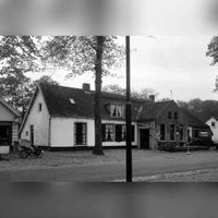 Smederij aan de Dorpsstraat 7-9 te Lage Vuursche in oktober 1963. Bron: Rijksdienst voor het Cultureel Erfgoed (RCE) te Amersfoort, beeldbank, documentnummer: 85.033.