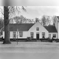 Huis aan de Dorpsstraat 13 (links) en 17 (rechts) te Lage Vuursche in april 1968. Bron: Rijksdienst voor het Cultureel Erfgoed (RCE) te Amersfoort, beeldbank, documentnummer: 116.542.