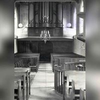 Interieur van de Nederlands Hervormde kerk te Lage Vuursche (gemeente Baarn) na restauratie: de kerkzaal met banken en orgel in 1940. Bron: Het Utrechts Archief, catalogusnummer: 92878.