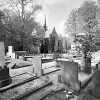 Overzicht op het kerkhof van de N.H. begraafplaats op maandag 20 mei 1996. Bron: Rijksdienst voor het Cultureel Erfgoed (RCE) te Amersfoort, beeldbank, documentnummer: 322.209.