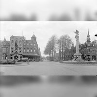 Het Stationsplein van 's-Hertogenbosch in 1938 met rechts de Drakenfontein. Bron: Erfgoed 's-Hertogenbosch.