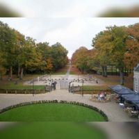 Vanuit Groeneveld richting Amsterdamsestraatweg. Rechts de ommuurde tuinen in november 2016. Bron: Wikipedia Tulp8 - Eigen werk.