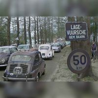De ingang van het dorp de Lage Vuursche met een file aan auto op zondag 9 april 1967. Bron: Nationaal Archief, 2.24.01.05.