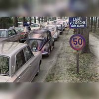 De ingang van het dorp de Lage Vuursche met een file aan auto op zondag 9 april 1967. Bron: Nationaal Archief, 2.24.01.05.