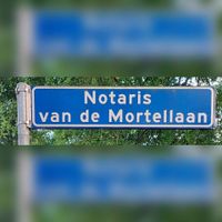 Straatnaambord 'Notaris van de Mortellaan' in Rosmalen in juli 2022. Foto: Sander van Scherpenzeel.